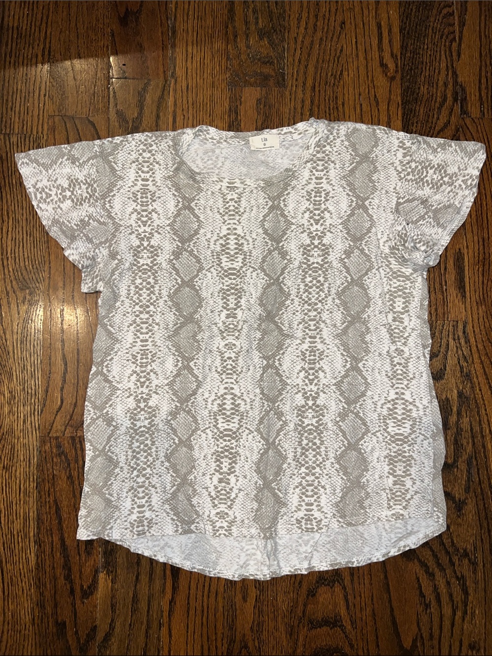 T.La Light Tan/Gray Snake-Print Short Flutter Sleeve Tee Small